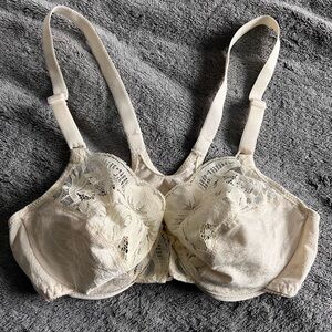 ❄️4 for $10❄️ Victoria’s Secret Front-Closure Bra – Size 32B